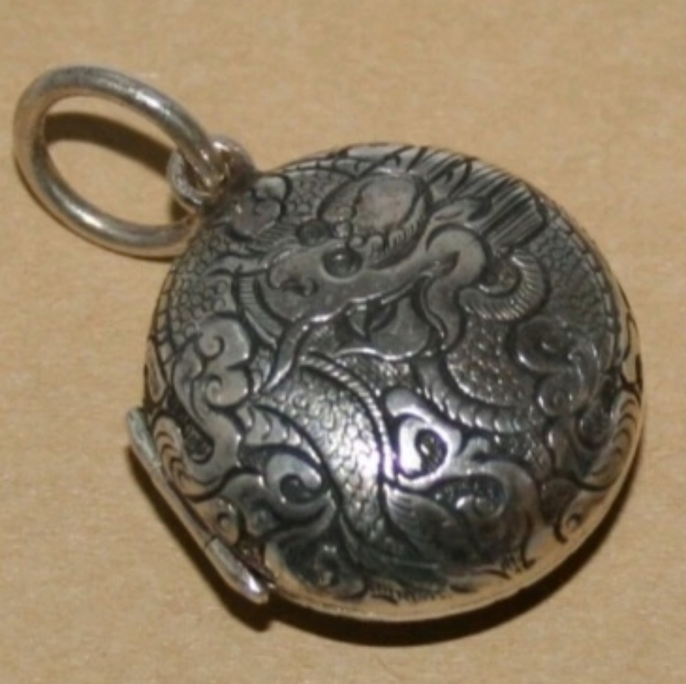 Rare Vintage Silpada Sterling Silver Etched Dragon Locket Pendant - Picture 5 of 15